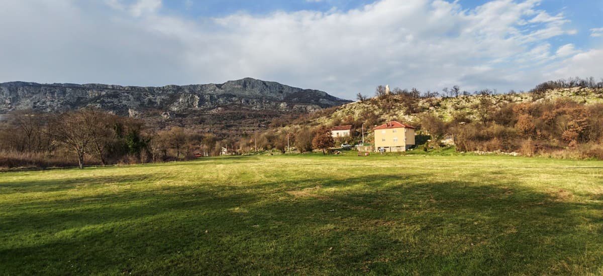 Prodaje se imanje sa kućom