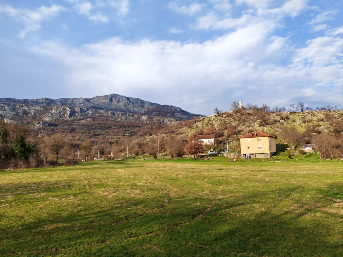 Prodaje se imanje sa kućom