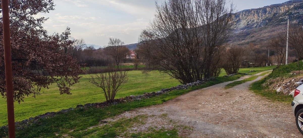Prodaje se imanje sa kućom