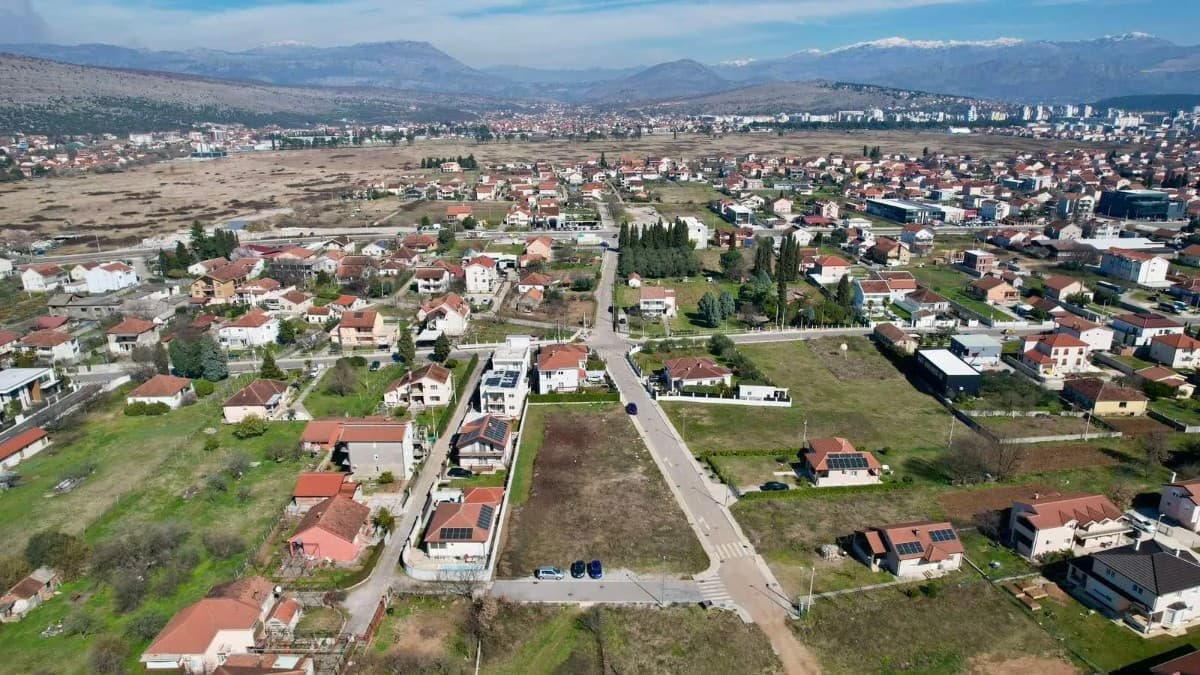 Prodaje se 8 gradjevinskih placeva