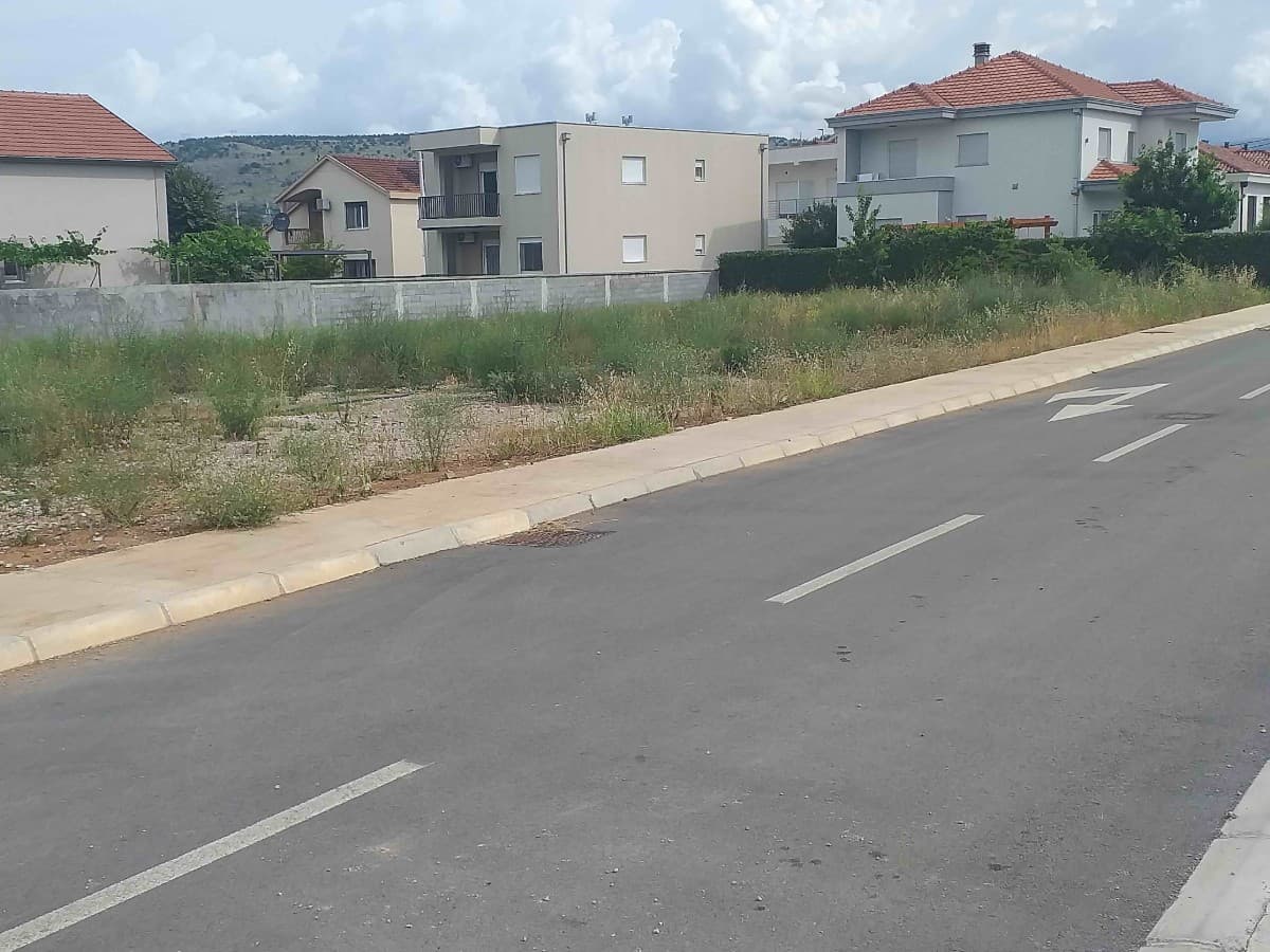 Prodaje se 8 gradjevinskih placeva