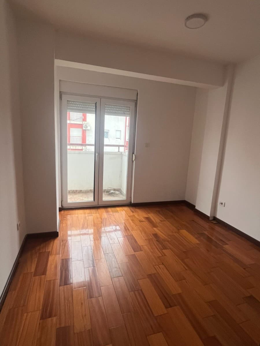 Izdaje se jednosoban nenamjesten stan