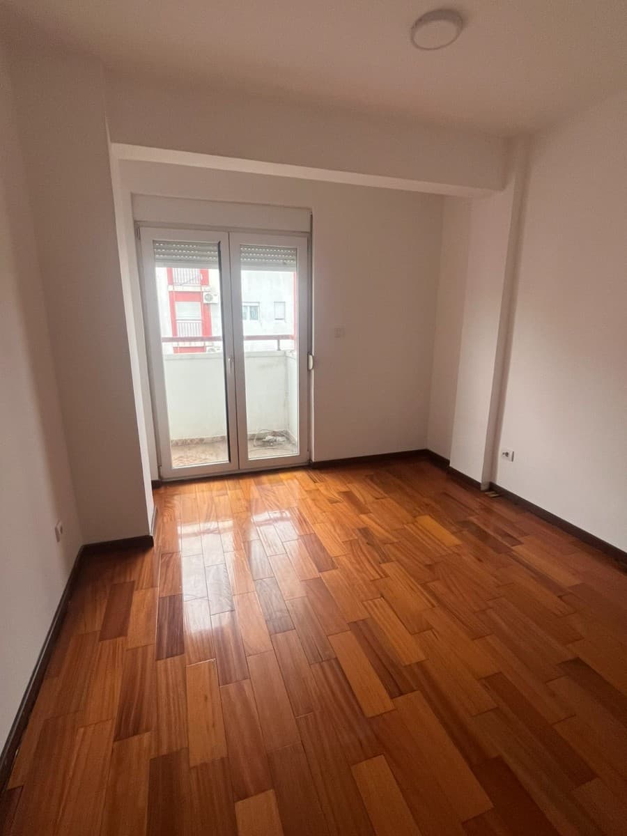Izdaje se jednosoban nenamjesten stan
