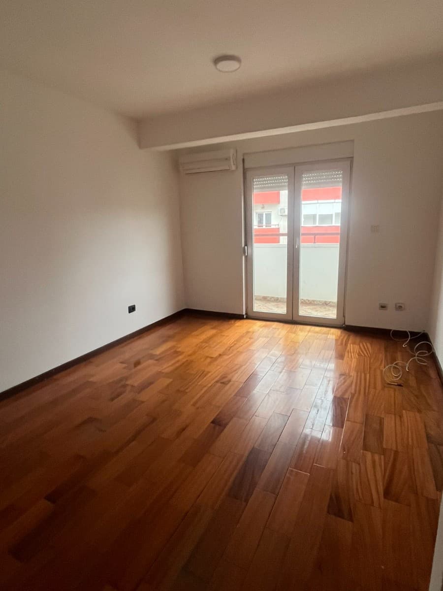 Izdaje se jednosoban nenamjesten stan