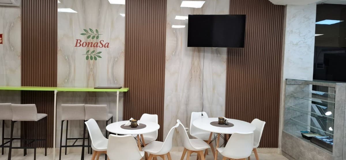 Izdaje se ili prodaje opremljen poslovni prostor
