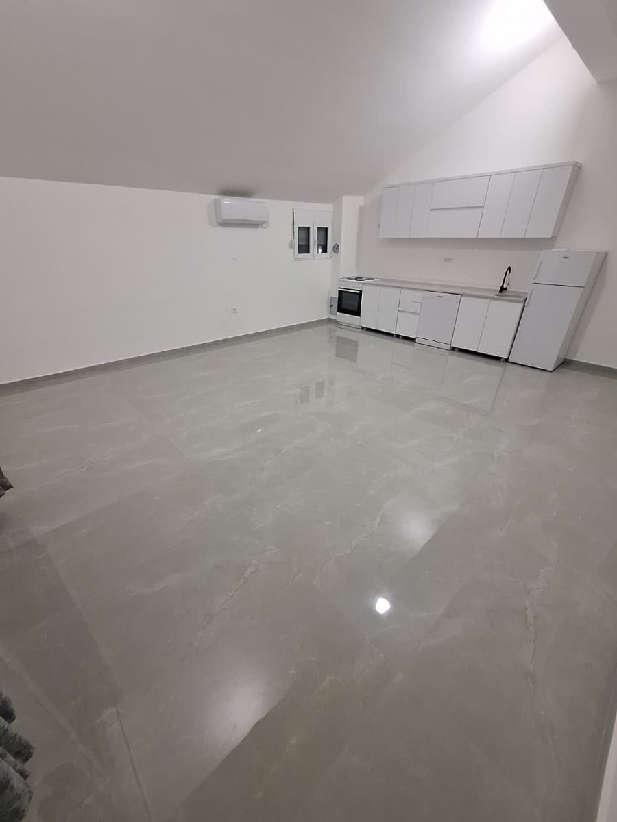 Izdaje se nenamjesten sprat u kuci