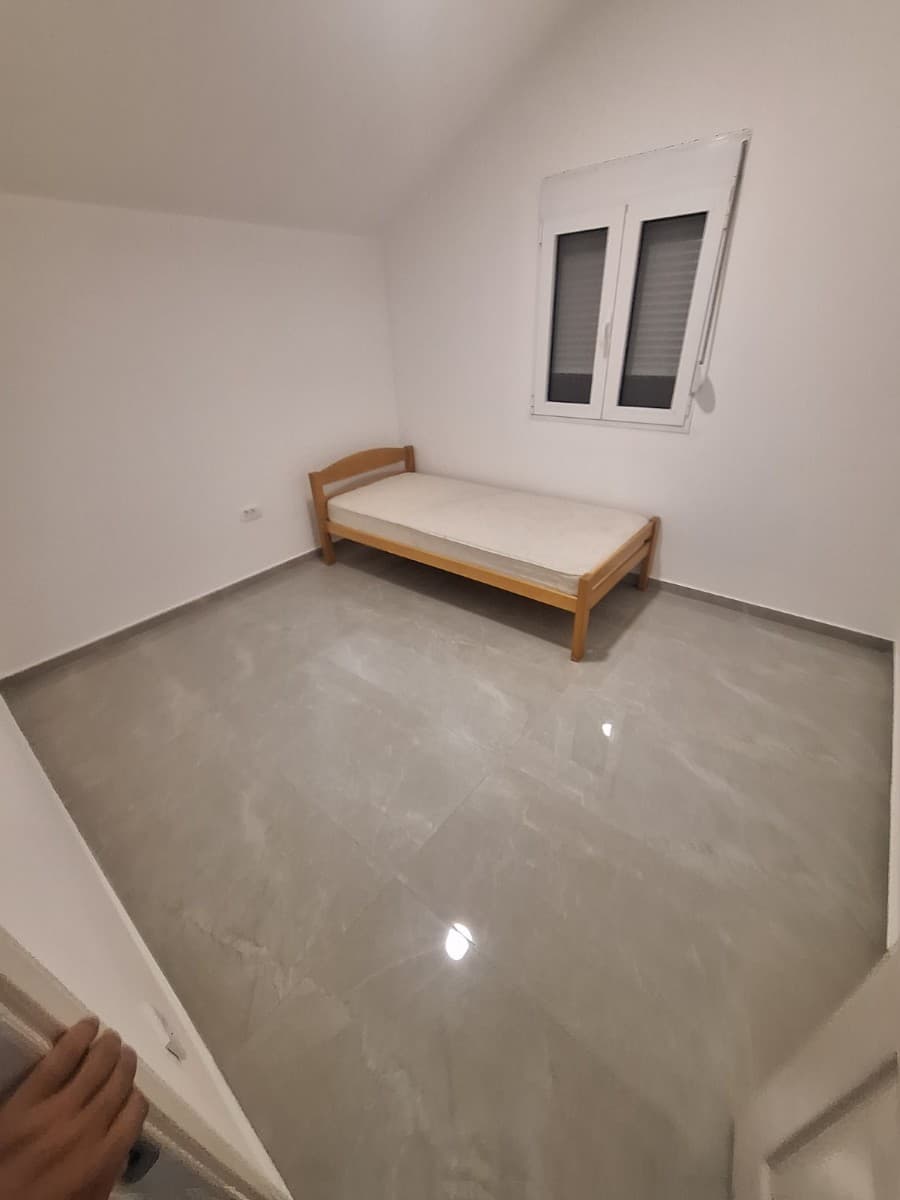Izdaje se nenamjesten sprat u kuci