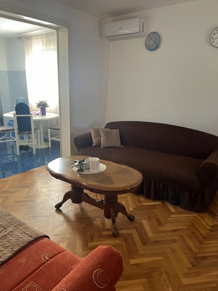 Izdaje se dvosoban stan u kuci iza Namosa