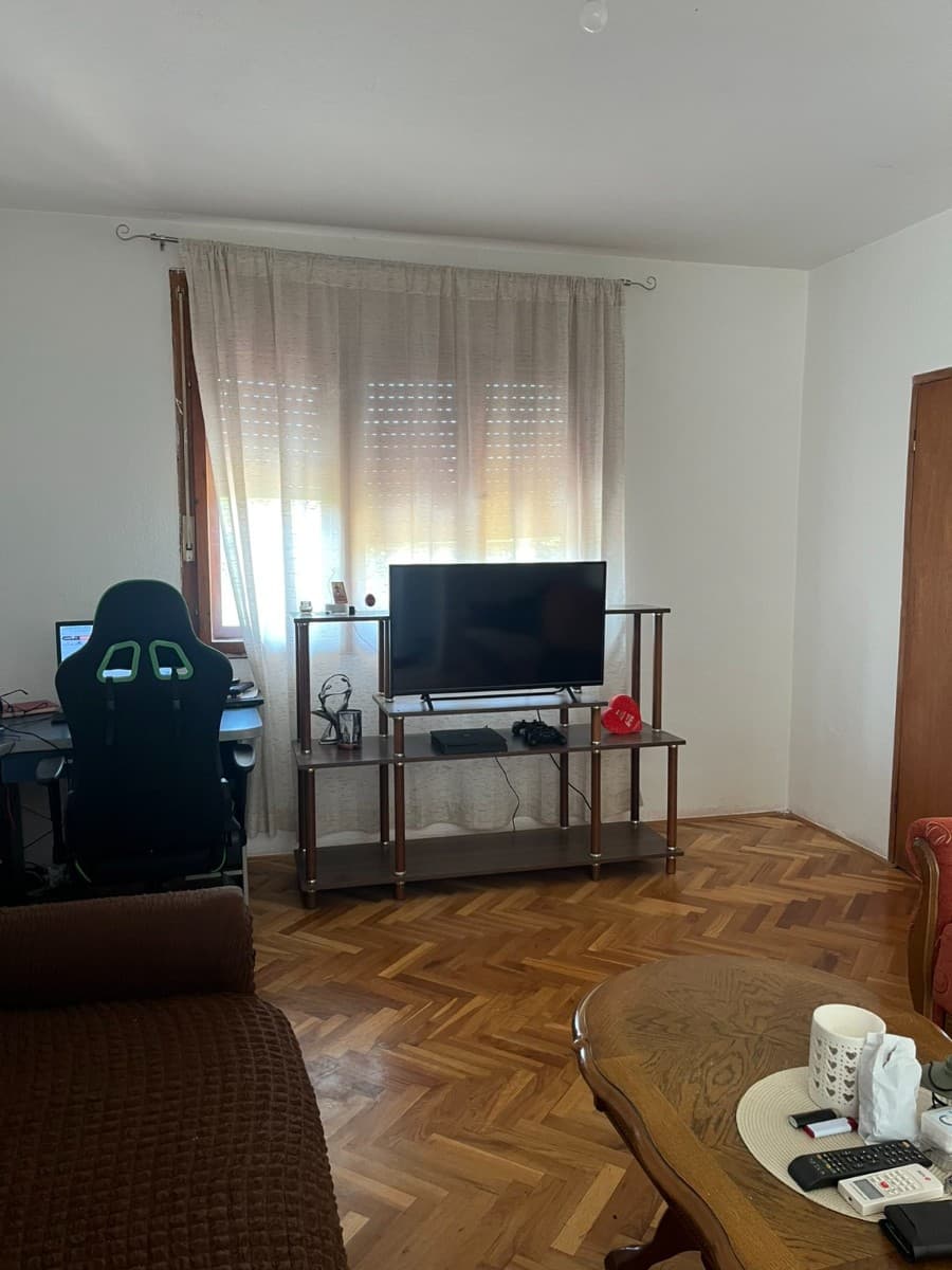 Izdaje se dvosoban stan u kuci iza Namosa