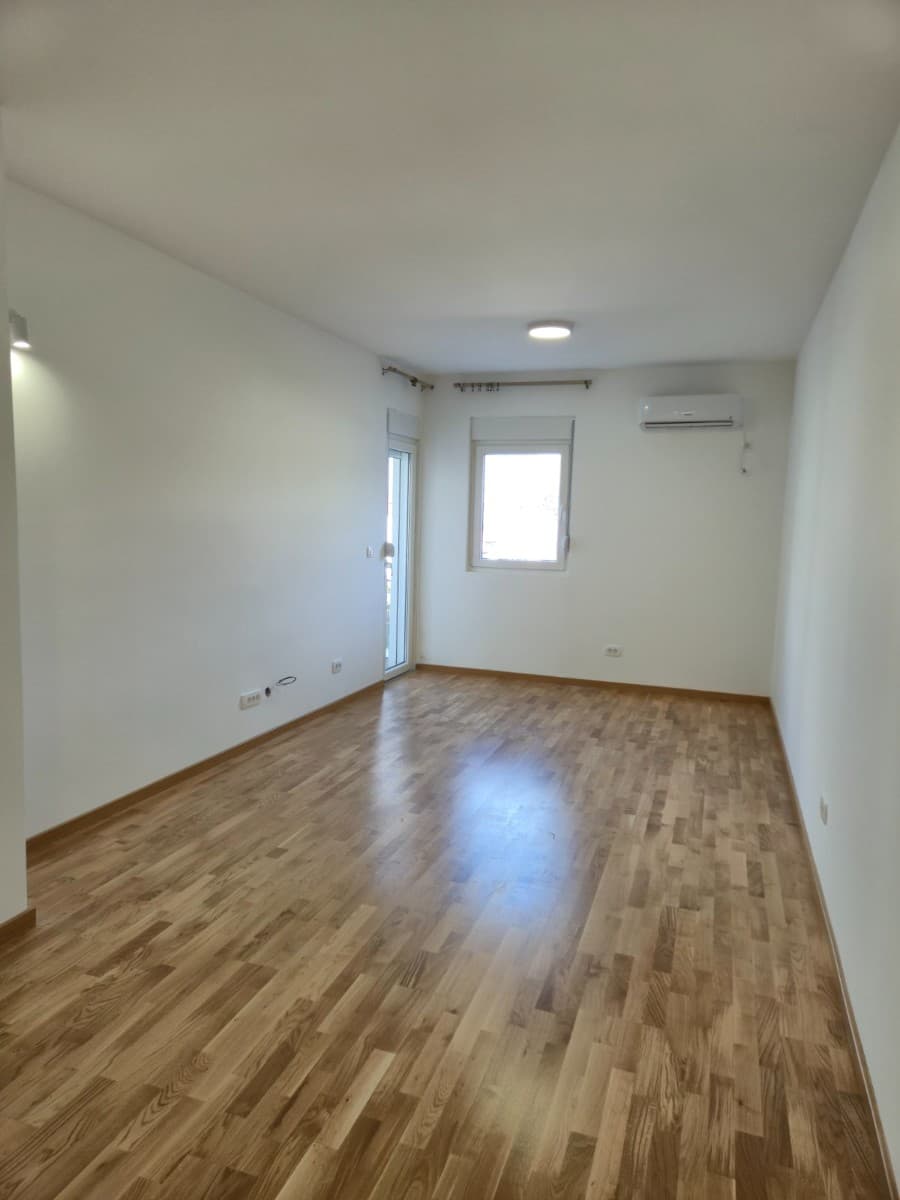 Izdaje se jednosoban nenamjesten stan