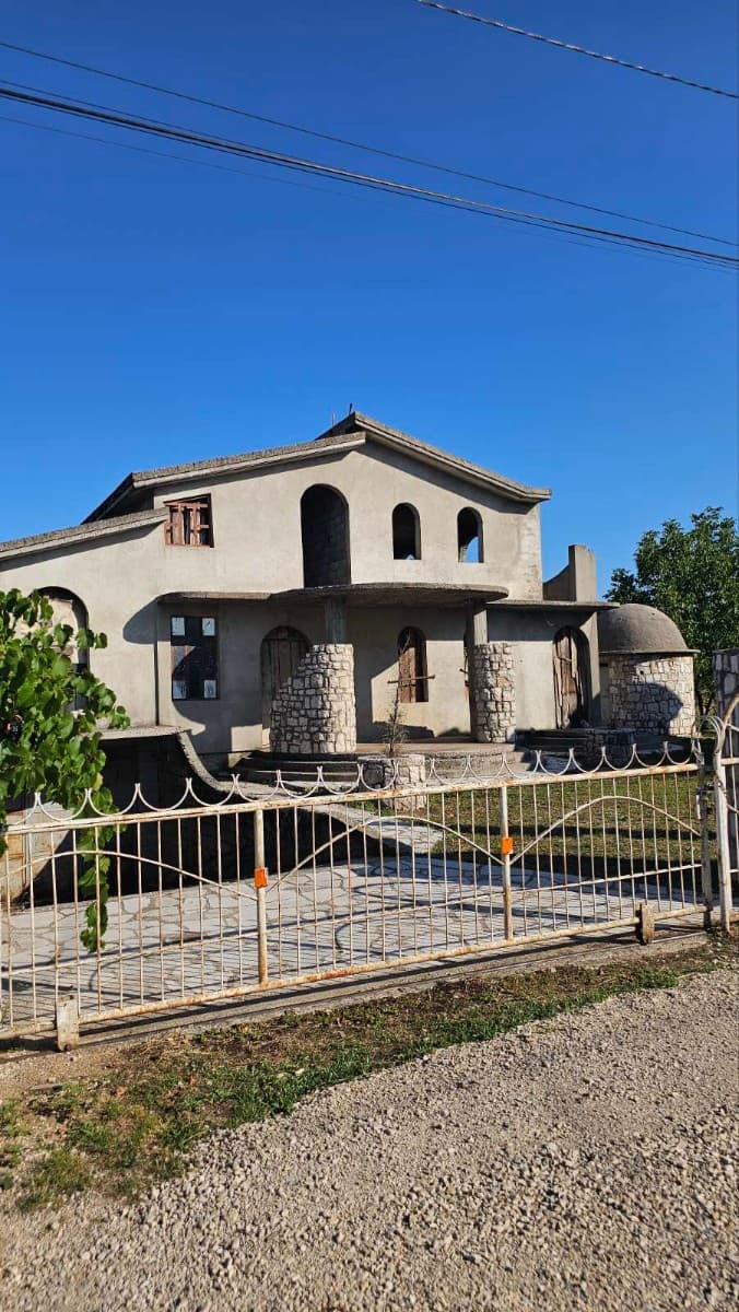 Prodaje se plac sa dvije kuce u Niksicu