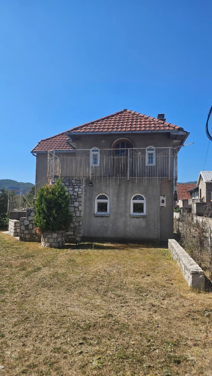 Prodaje se plac sa dvije kuce u Niksicu