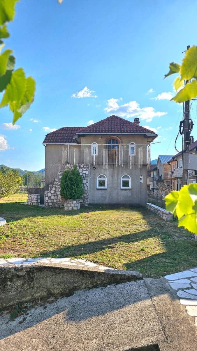 Prodaje se plac sa dvije kuce u Niksicu