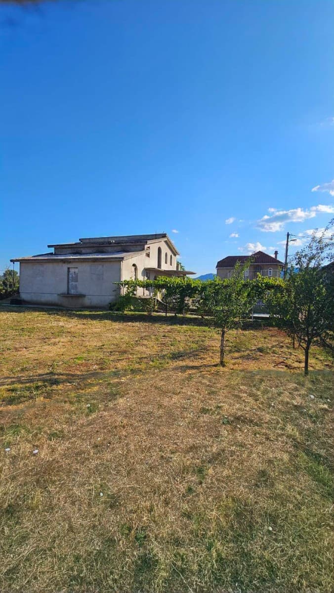 Prodaje se plac sa dvije kuce u Niksicu