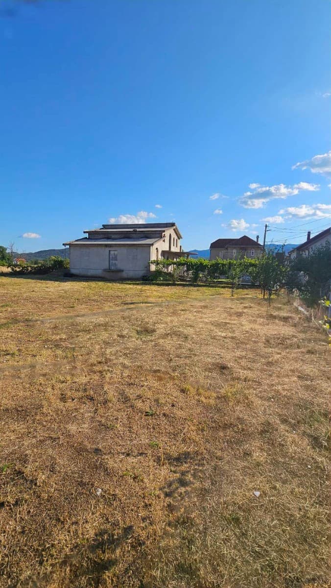 Prodaje se plac sa dvije kuce u Niksicu