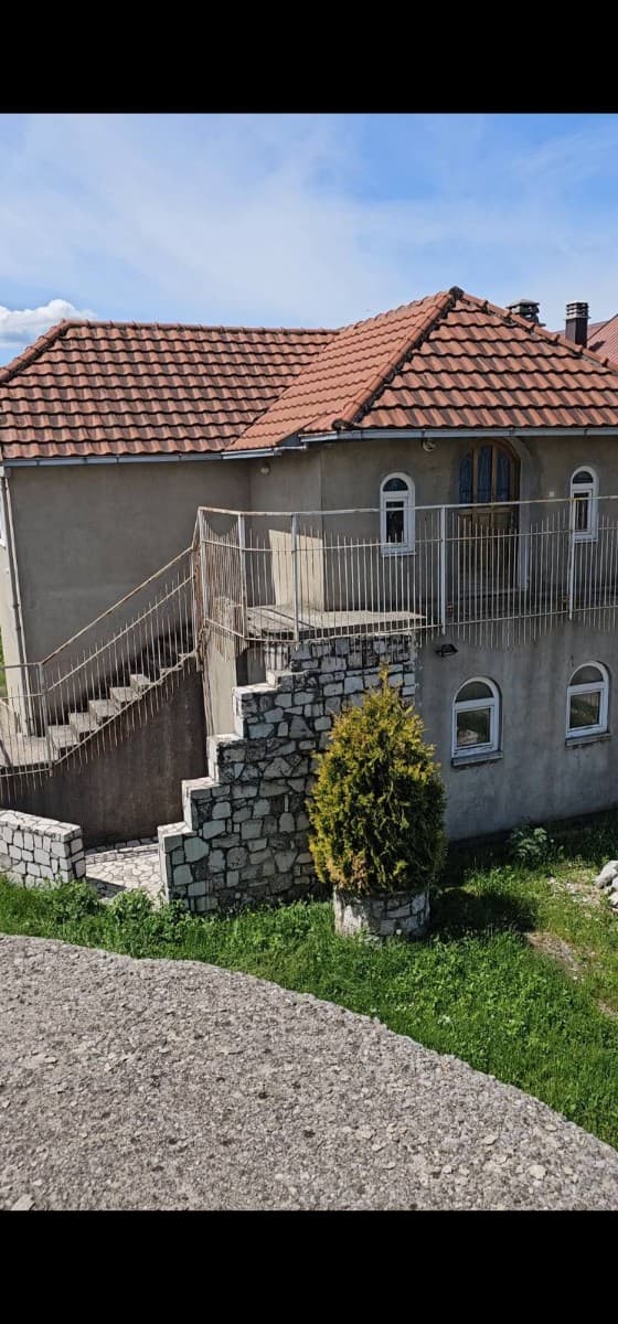 Prodaje se plac sa dvije kuce u Niksicu