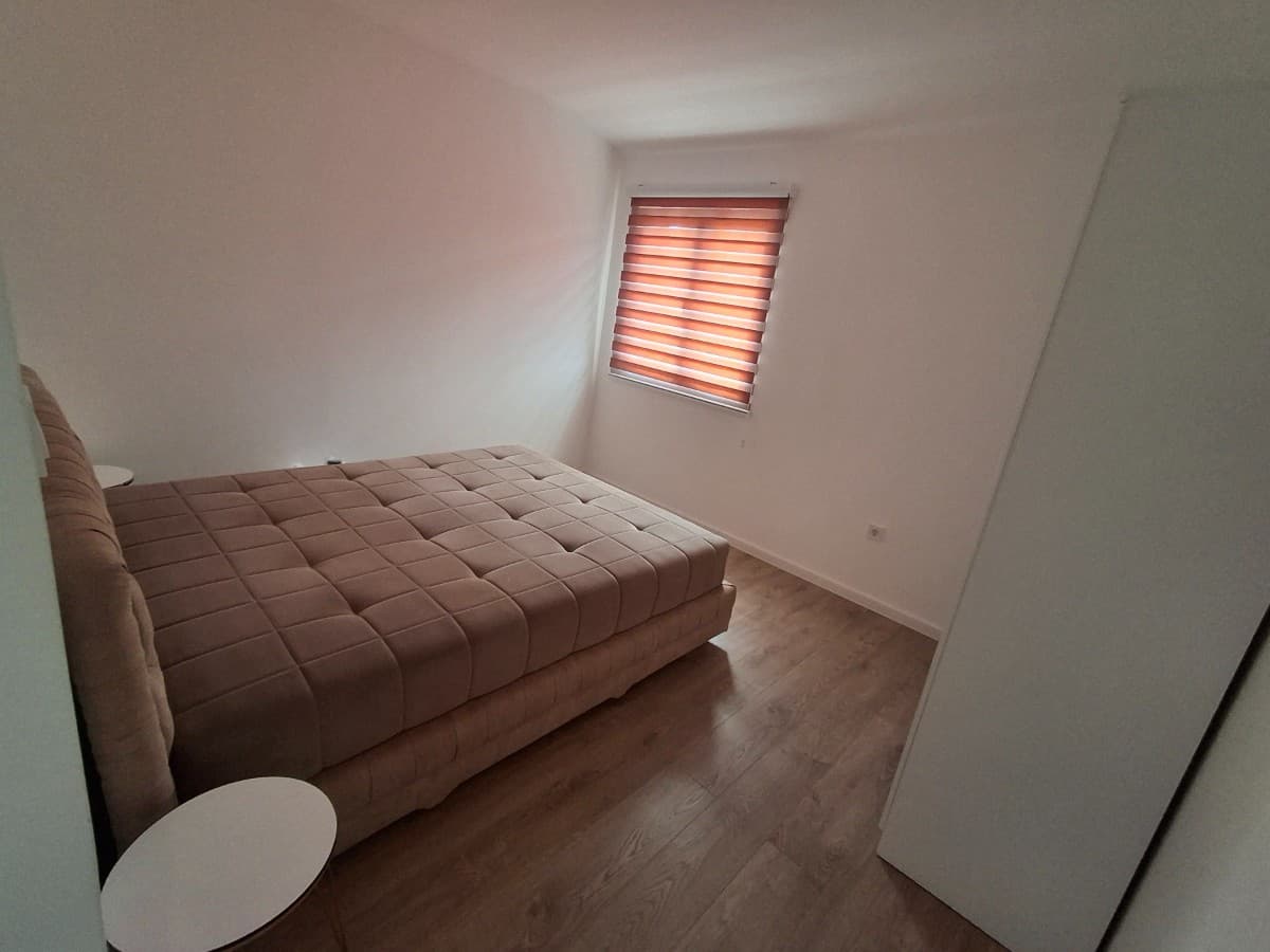 Izdaje se dvosoban stan u okviru kuce