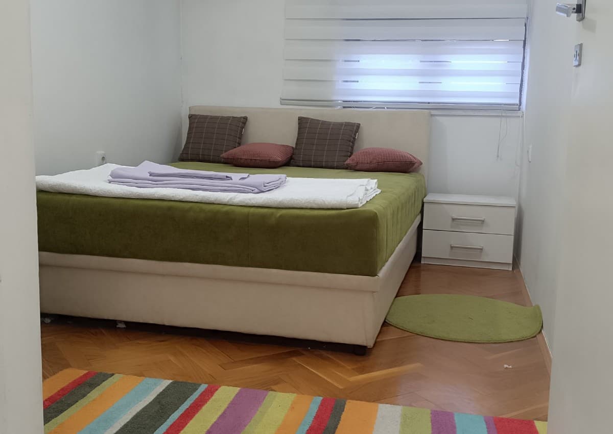 Izdaje se jednosoban stan u kuci