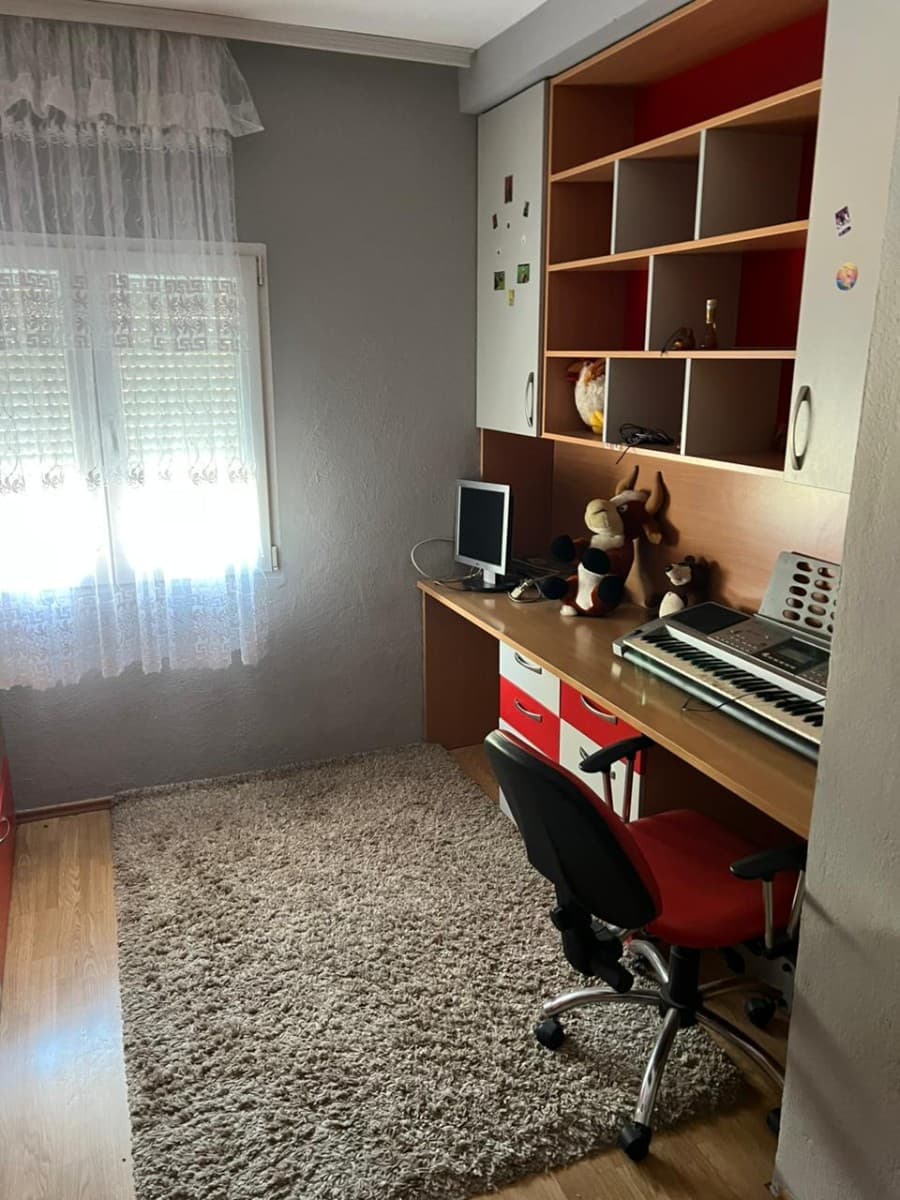 Izdaje se sprat kuce