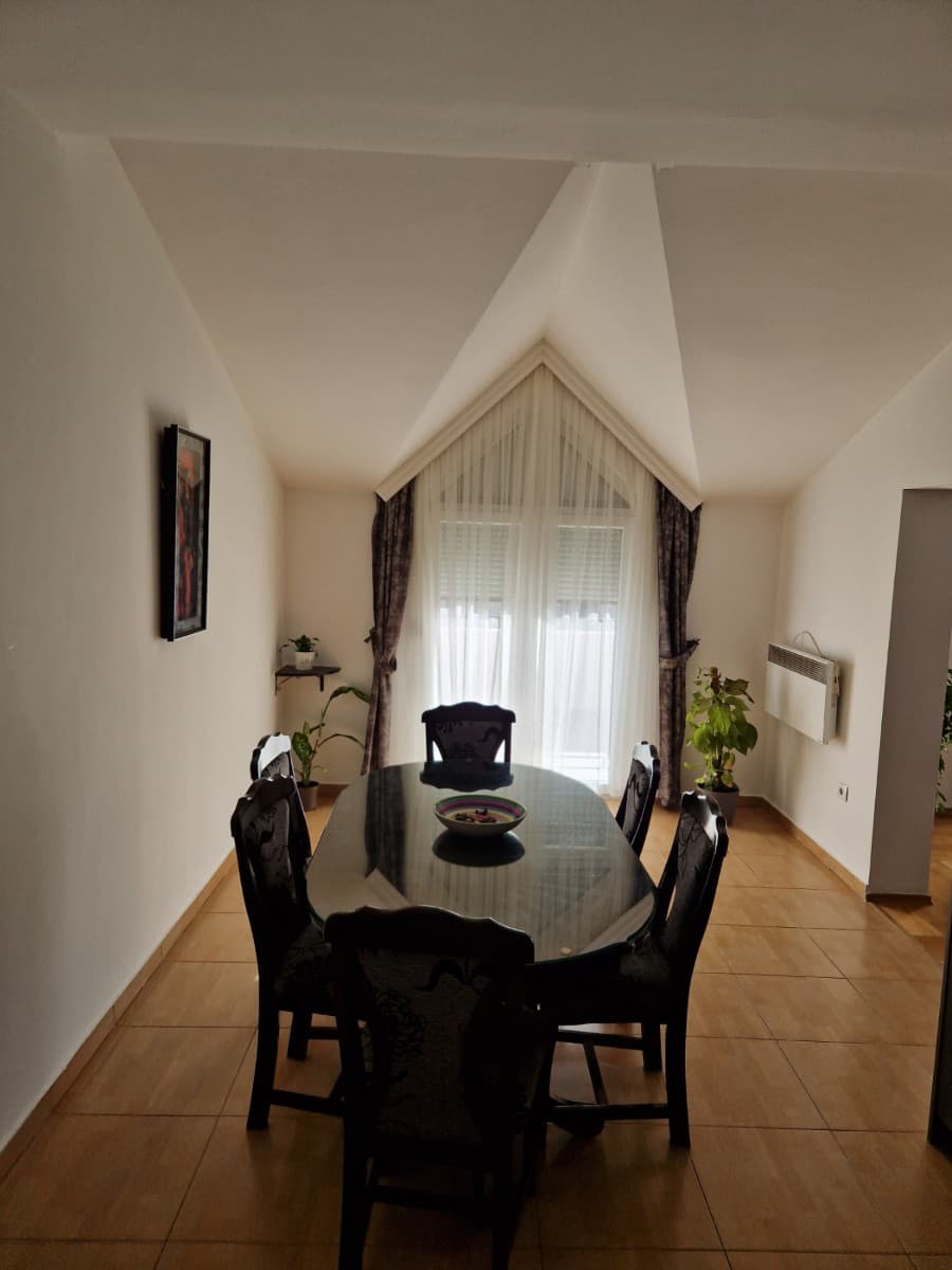 Izdaje se dvosobna kuca