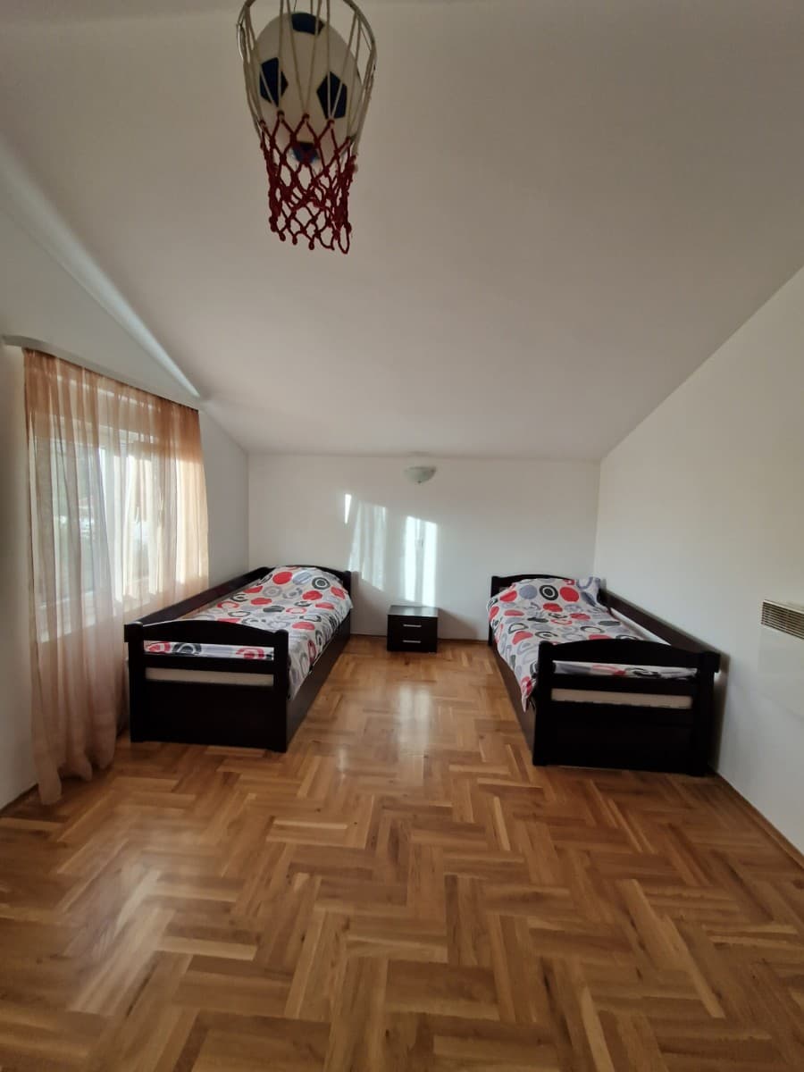 Izdaje se dvosobna kuca