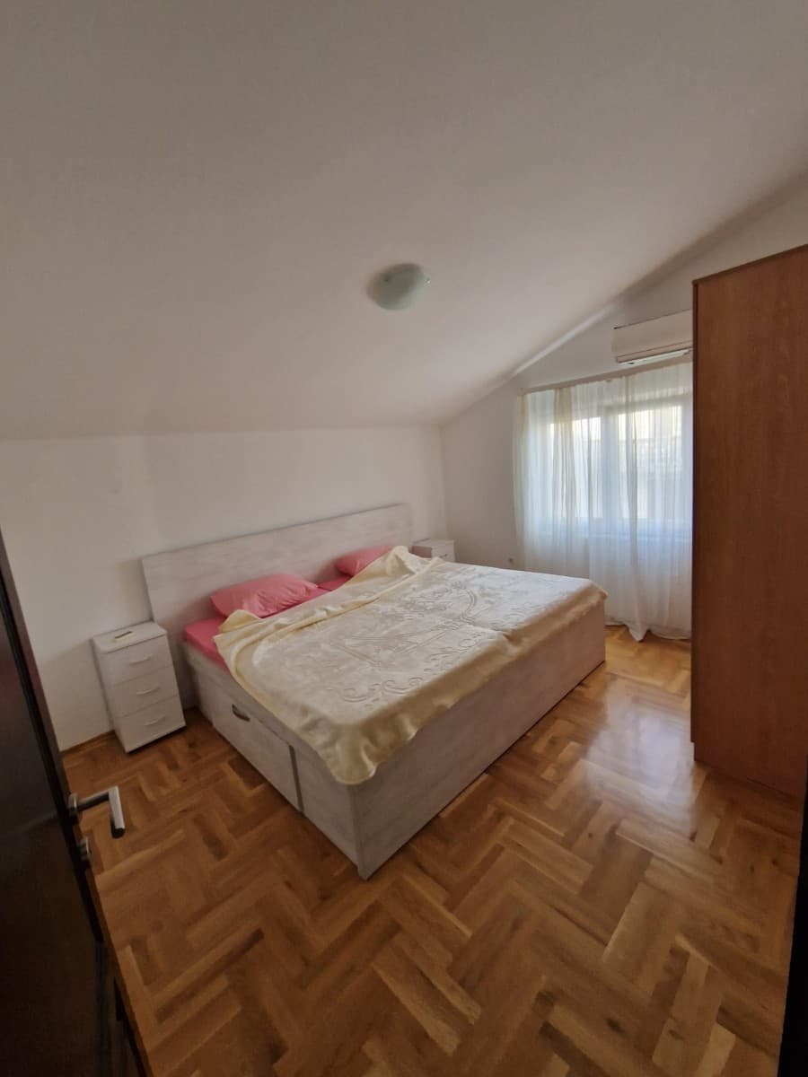 Izdaje se dvosobna kuca