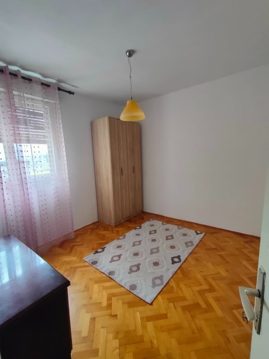 Izdaje se dvosoban stan