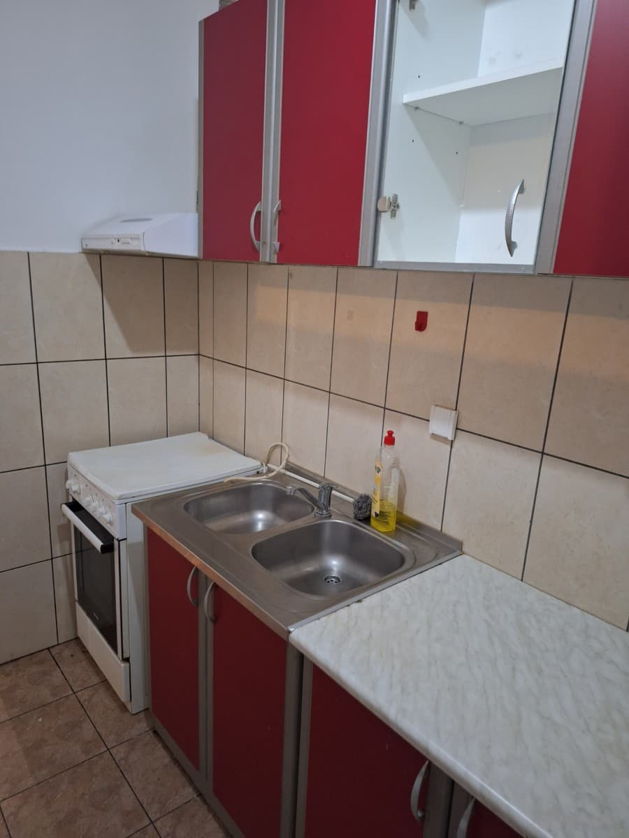 Izdaje se jednosoban stan u okviru kuce
