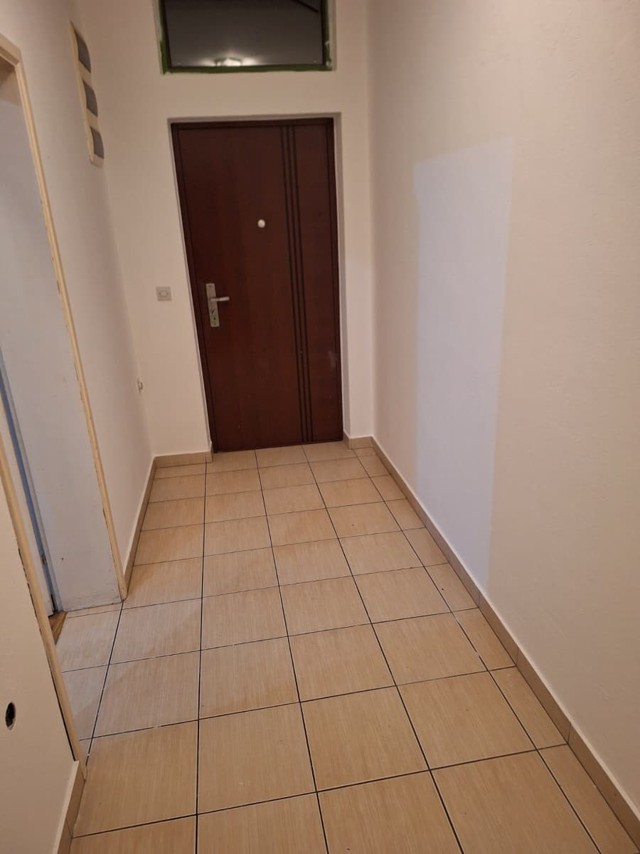 Izdaje se jednosoban stan u okviru kuce
