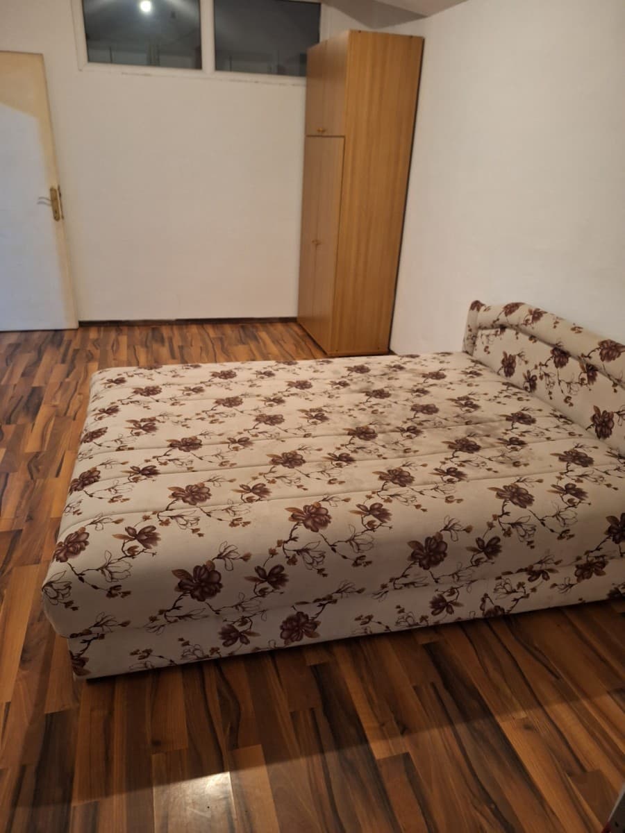 Izdaje se jednosoban stan u okviru kuce