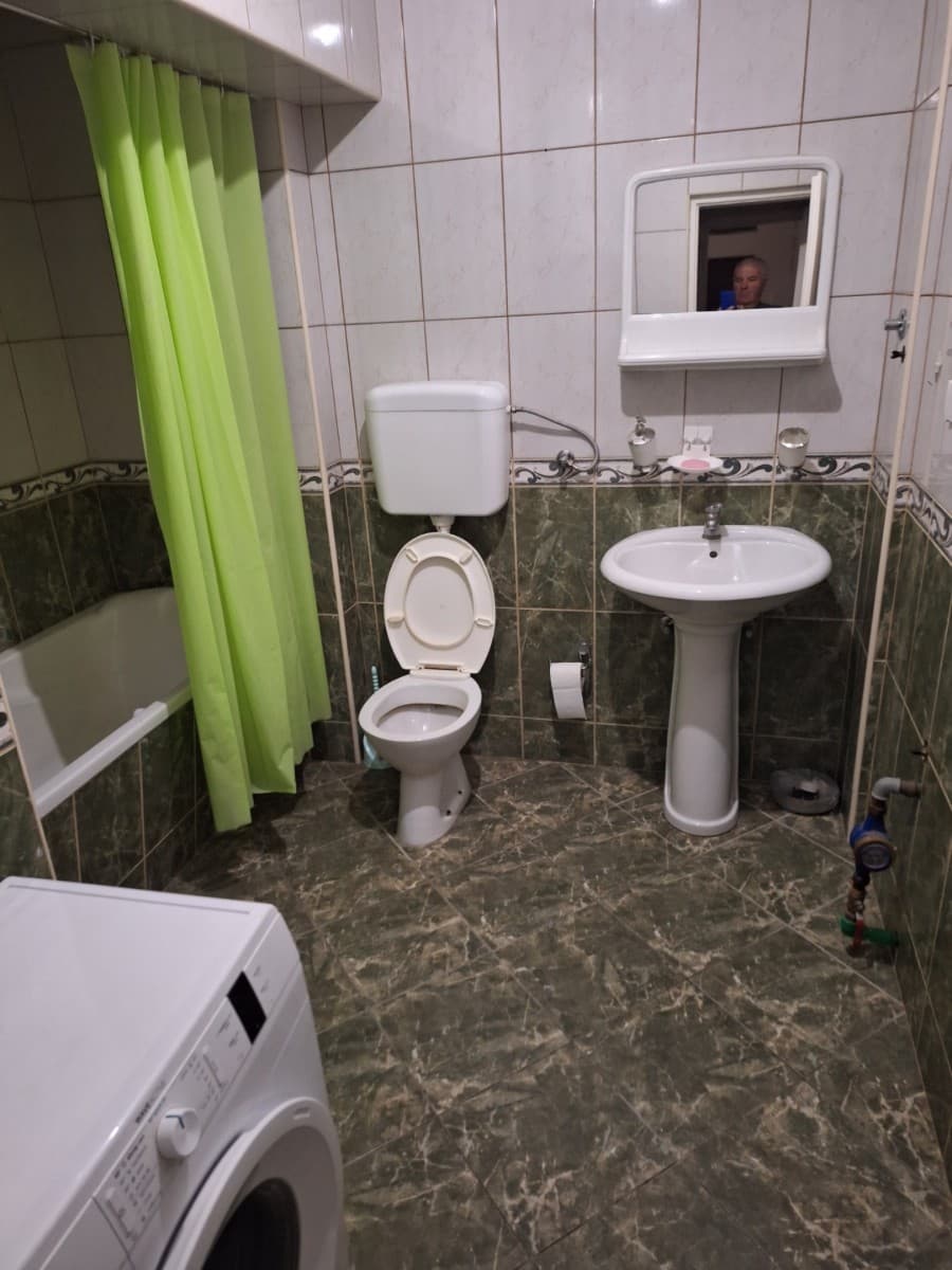 Izdaje se jednosoban stan u okviru kuce