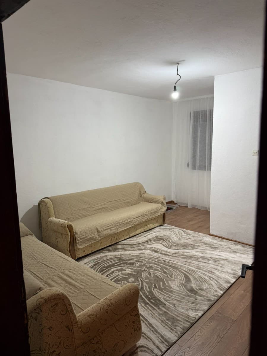 Izdaje se dvosoban stan u okviru kuce