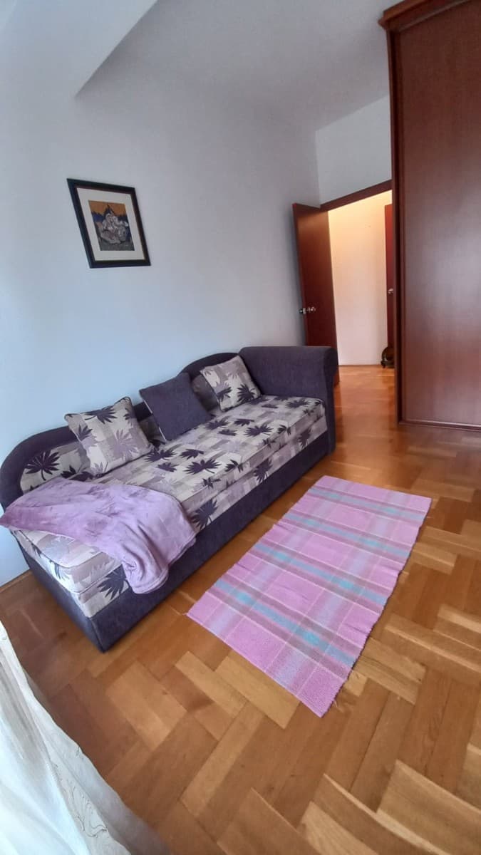 Izdaje se dvosoban stan
