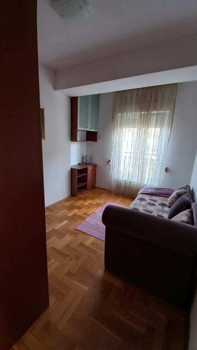 Izdaje se dvosoban stan