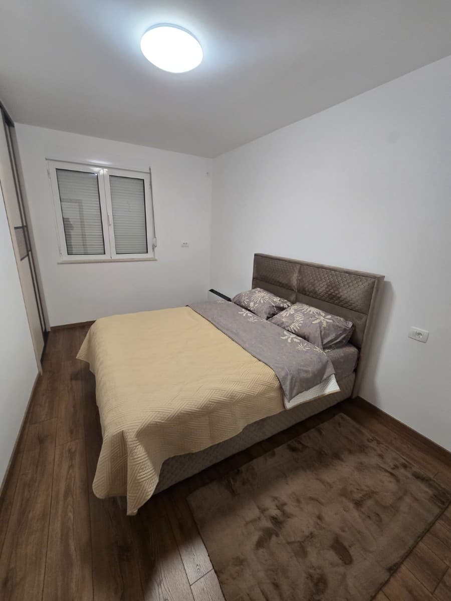 Izdaje se trosoban stan