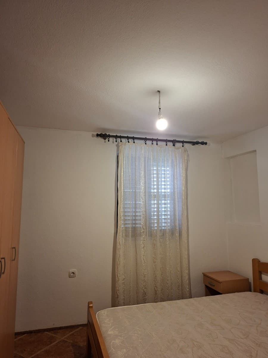Izdaje se stan u sklopu kuce