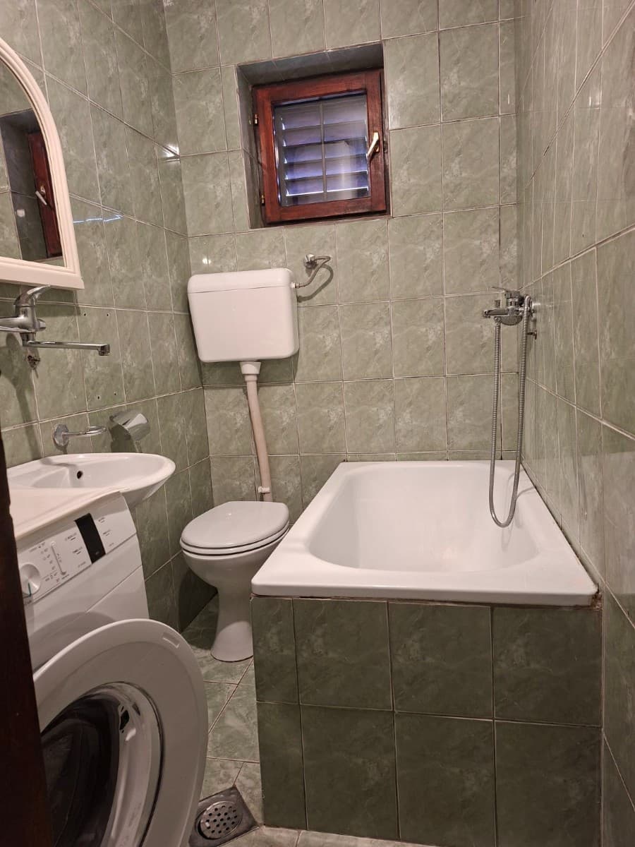Izdaje se stan u sklopu kuce