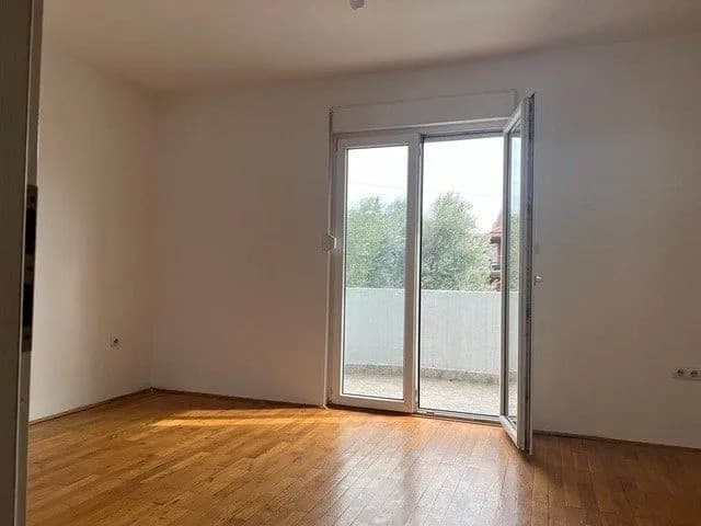 Izdaje se jednosoban nenamjesten stan