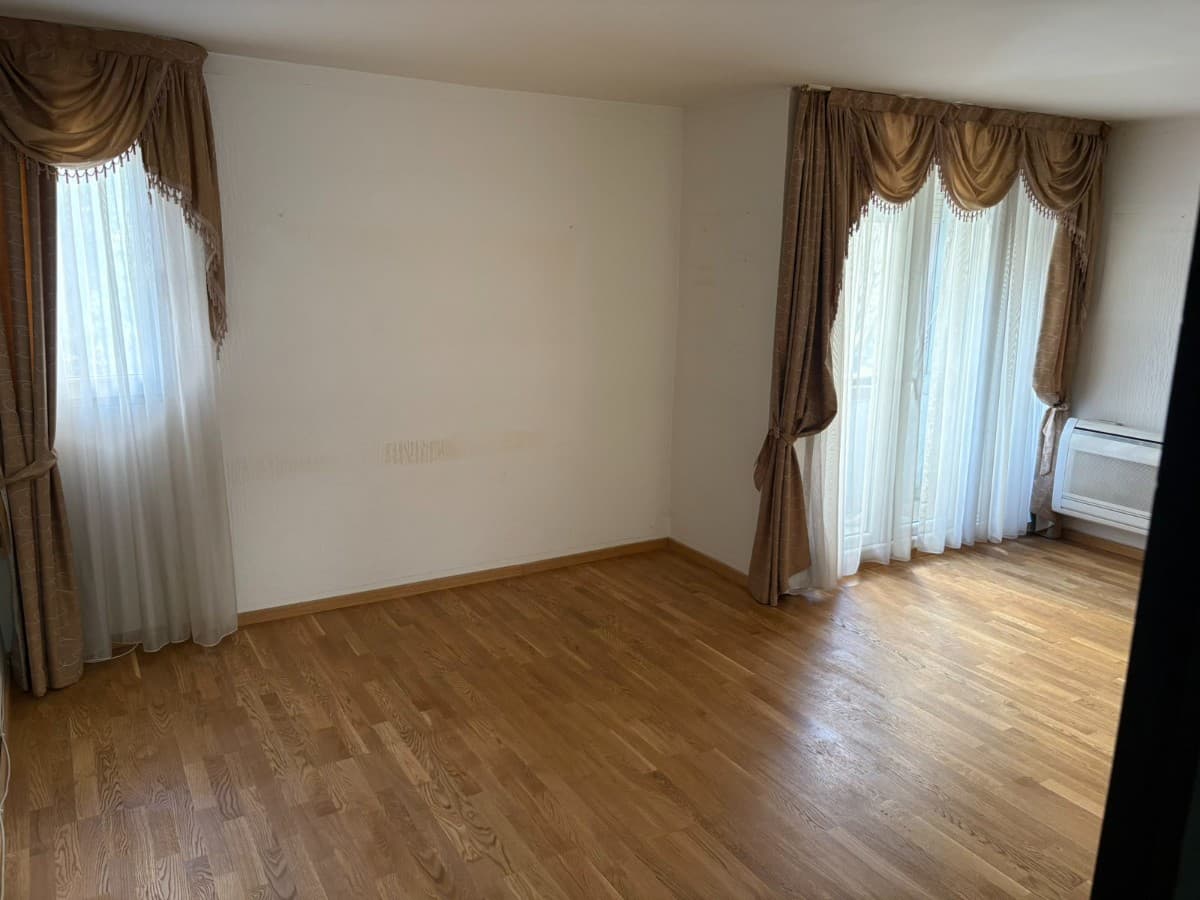 Izdaje se trosoban nenamjesten stan