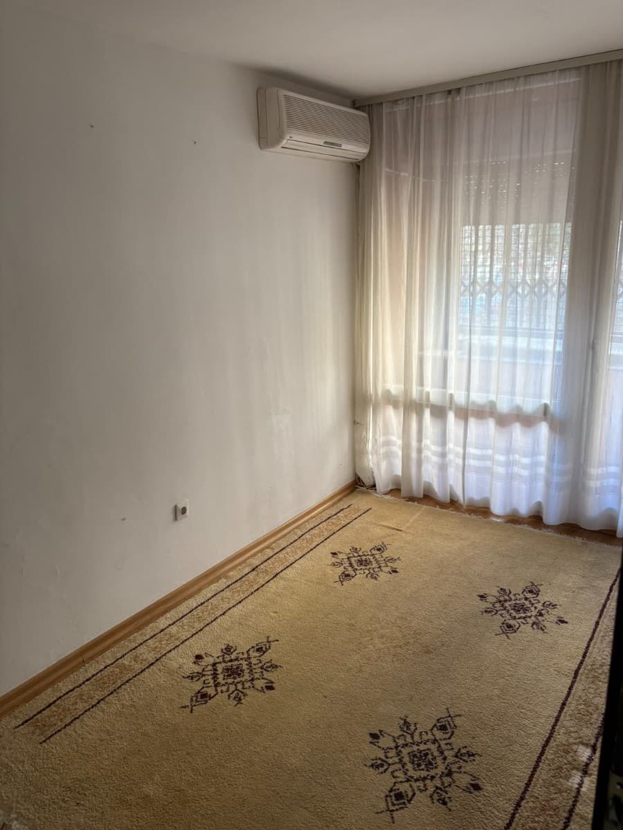 Izdaje se trosoban nenamjesten stan