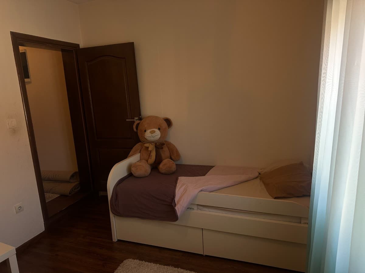 Izdaje se jednosoban stan u okviru kuce