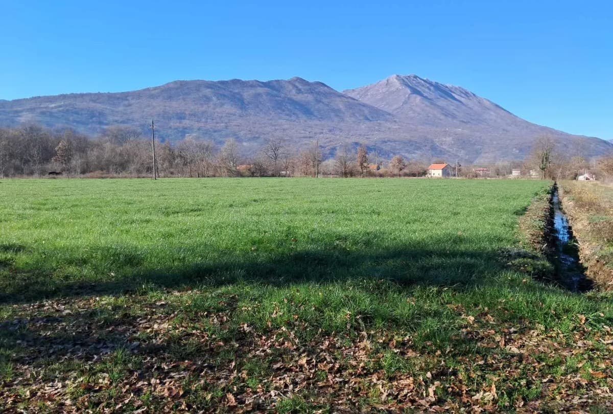 Prodaje se gradjevinsko zemljiste
