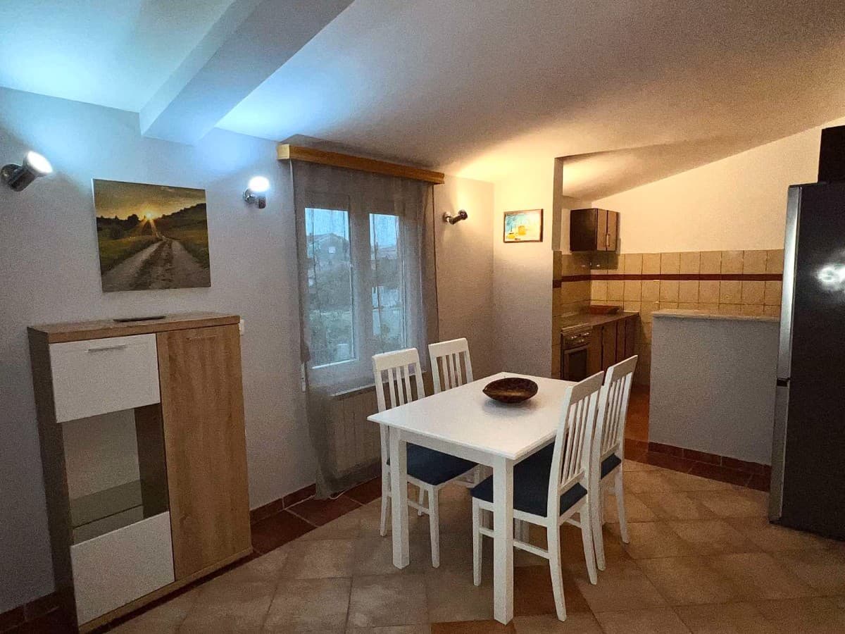 Izdaje se trosoban stan u kuci
