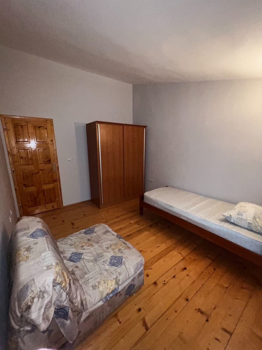 Izdaje se trosoban stan u kuci