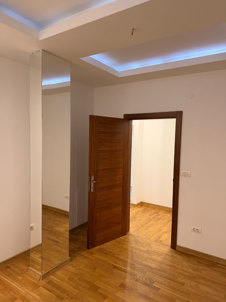 Izdaje se dvosoban nenamjesten stan