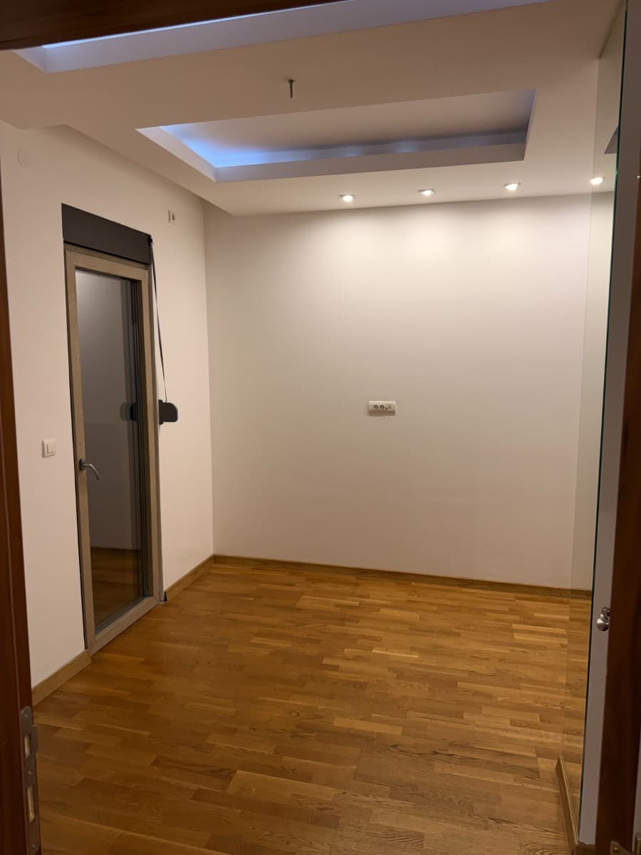 Izdaje se dvosoban nenamjesten stan