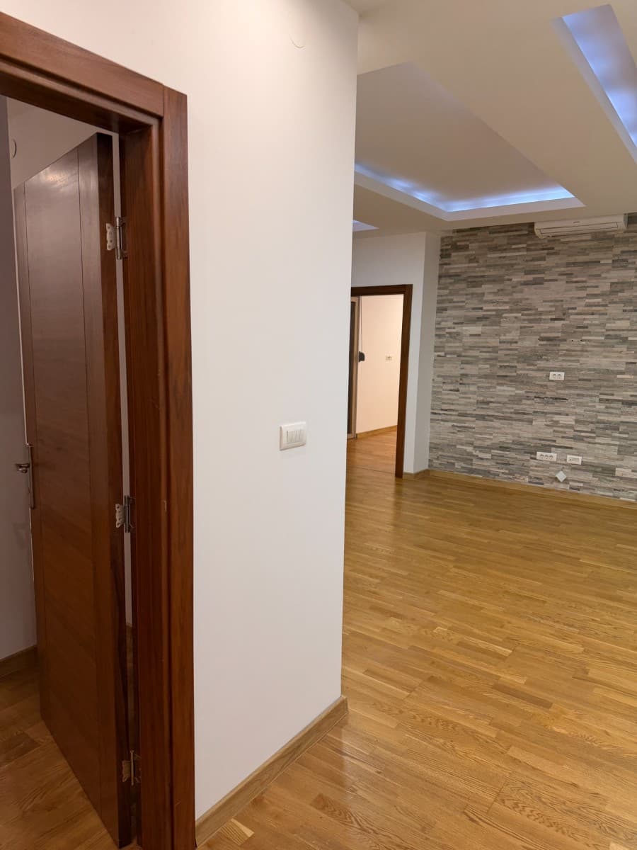 Izdaje se dvosoban nenamjesten stan