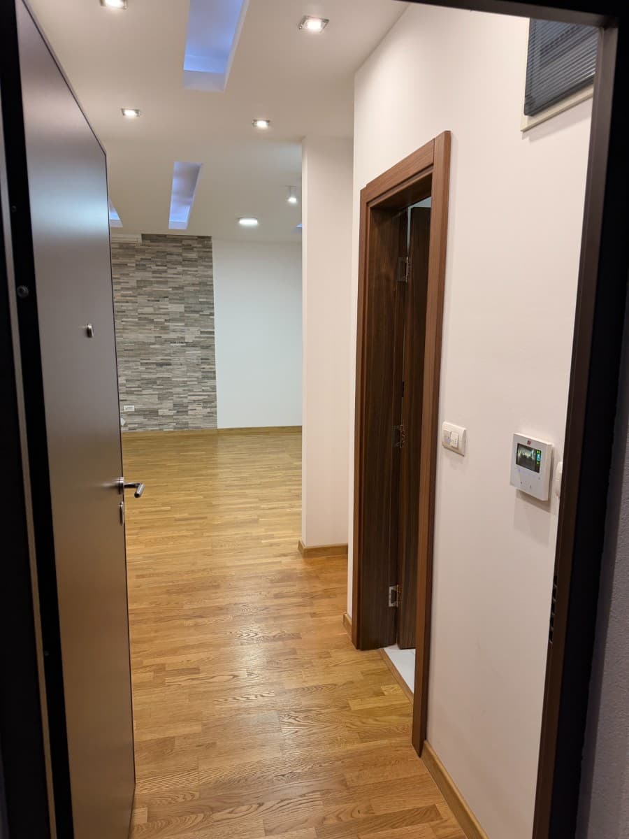 Izdaje se dvosoban nenamjesten stan