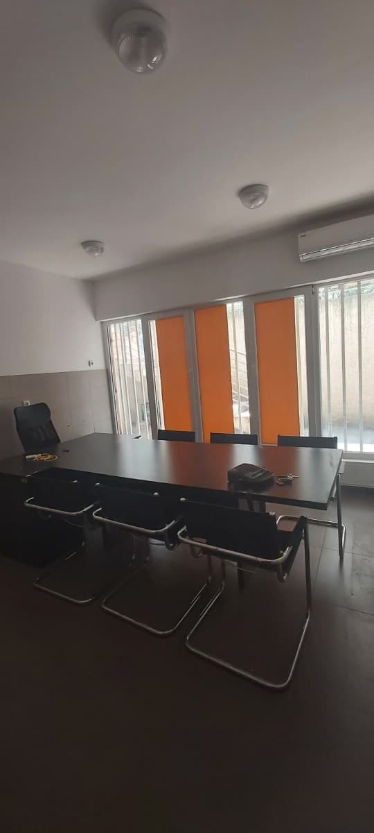 Izdaje se poslovni prostor u sklopu garsonjere
