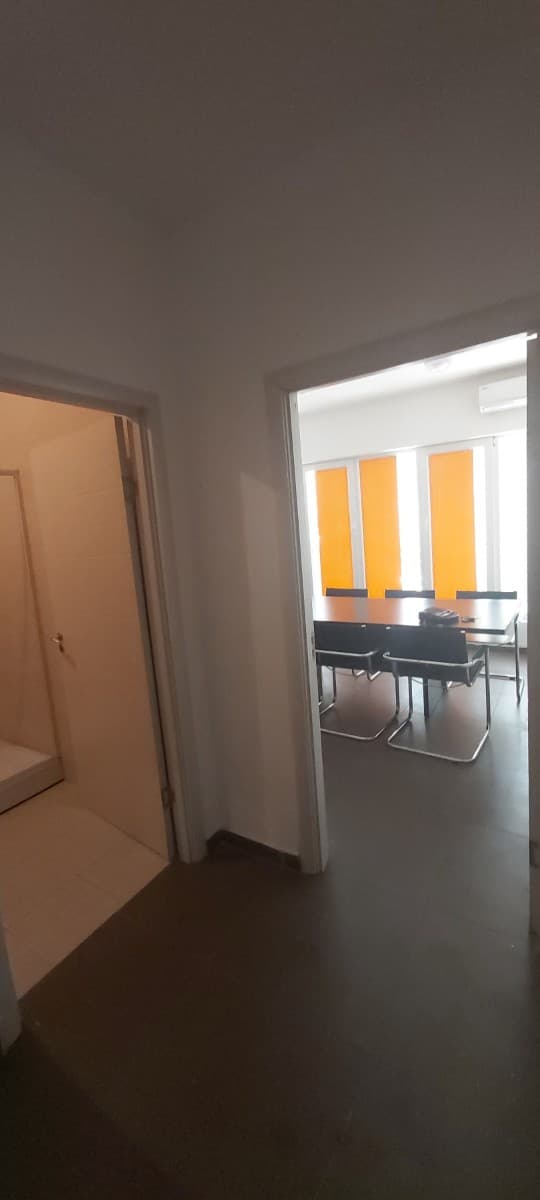 Izdaje se poslovni prostor u sklopu garsonjere